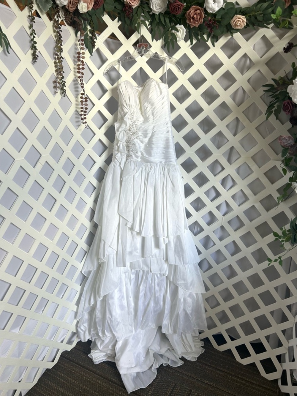 White Strapless Formal Gown Lace Up Back Beaded Bodice Tiered Skirt Bridal 6/8